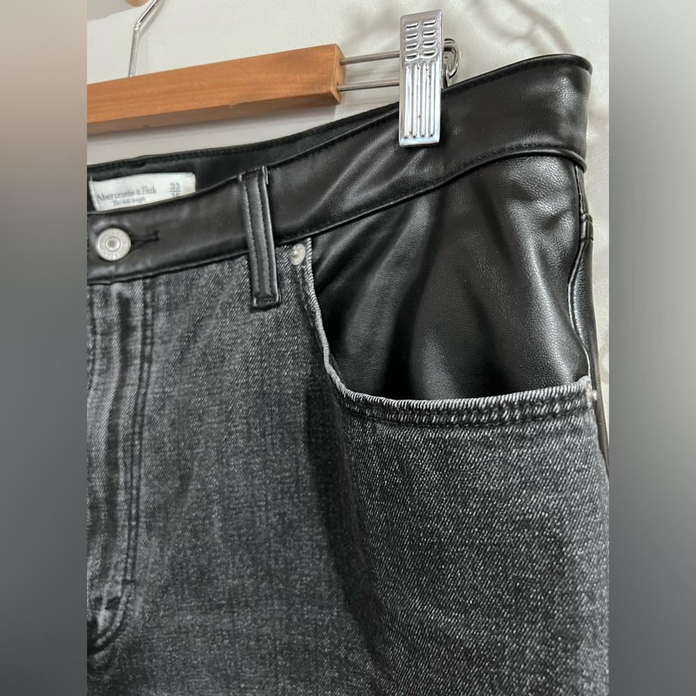 Abercrombie Curve Love ultra high rise
Ankle Straight black leather jeans 33 - Picture 5 of 10